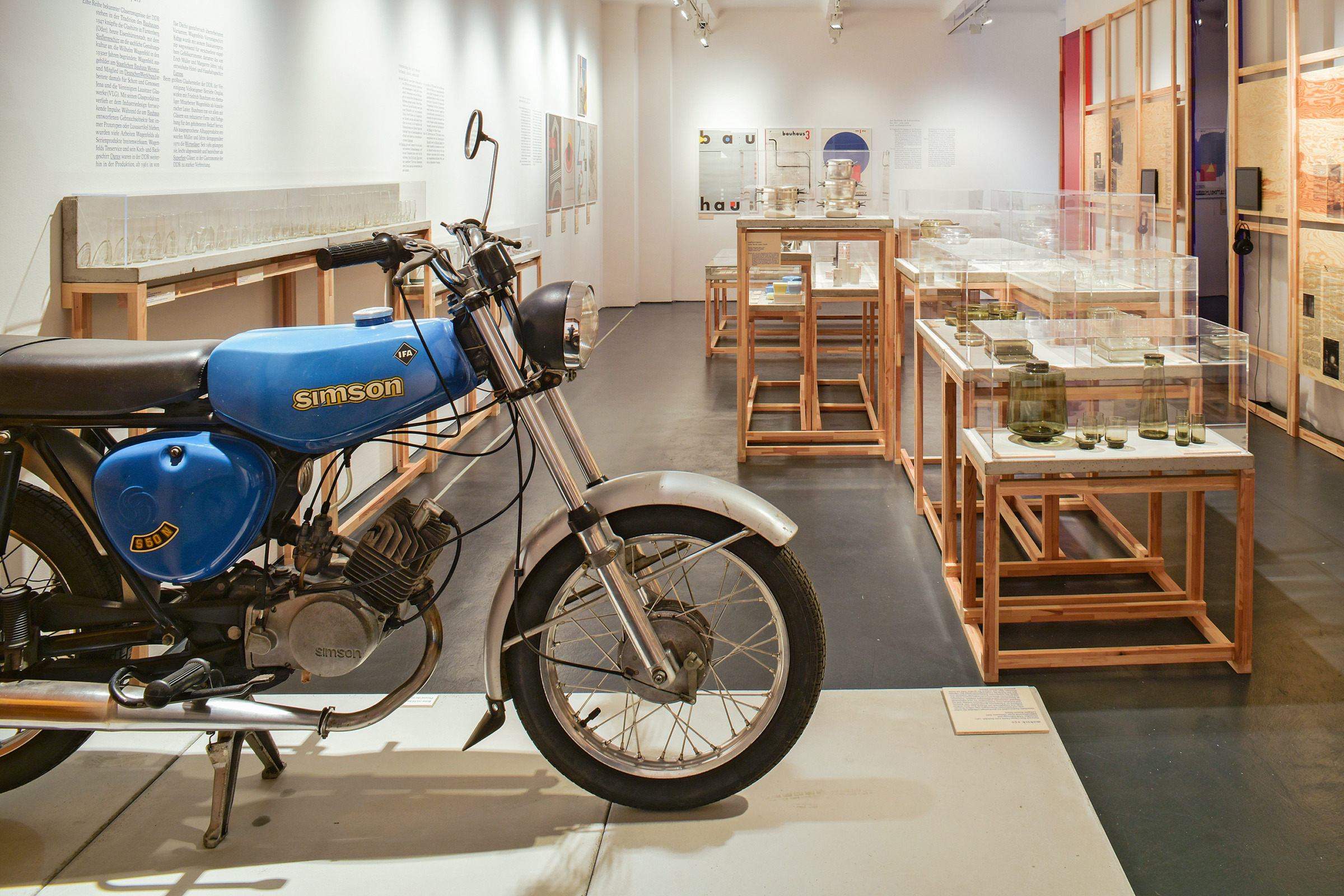 Ausstellungsansicht "Alltag formen! Bauhaus-Moderne in der DDR", Werkbundarchiv – Museum der Dinge