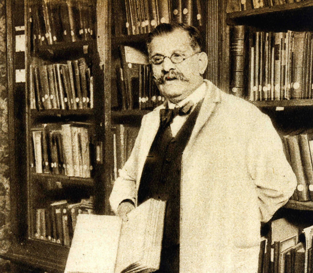 Magnus Hirschfeld inside the library of the Institute for Sexual Science (n. d.) © Magnus-Hirschfeld-Gesellschaft e.V., Berlin