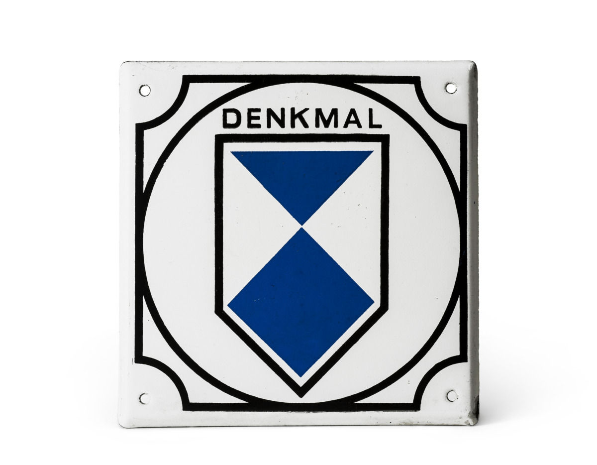 Denkmal-Plakette zur Kennzeichnung Berliner Denkmale, 2020er Jahre, Sammlung Werkbundarchiv – Museum der Dinge